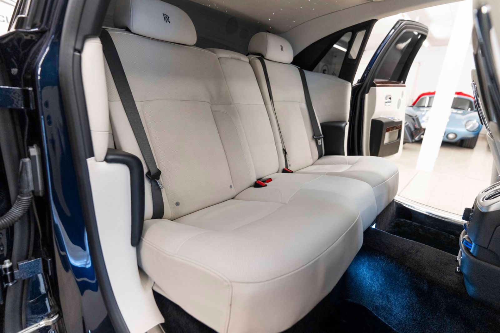Fahrzeugabbildung Rolls-Royce Ghost V12 TWO TONE FACELIFT STERNHIMMEL KÜHLBOX