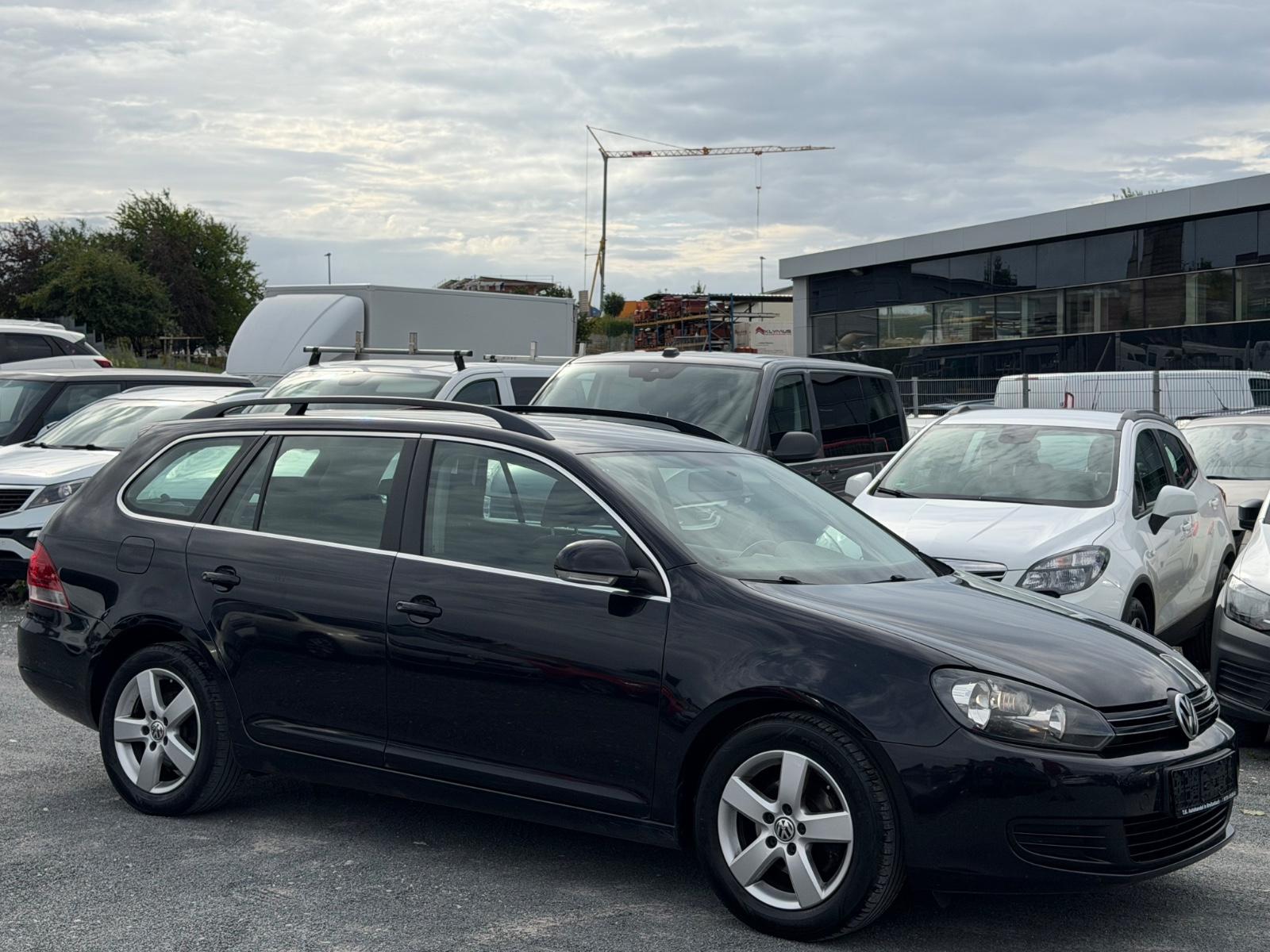 Volkswagen Golf 2011 — салон