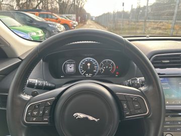 Jaguar F-Pace - 11