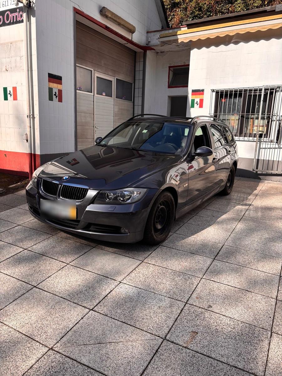 BMW 318 2008 — салон