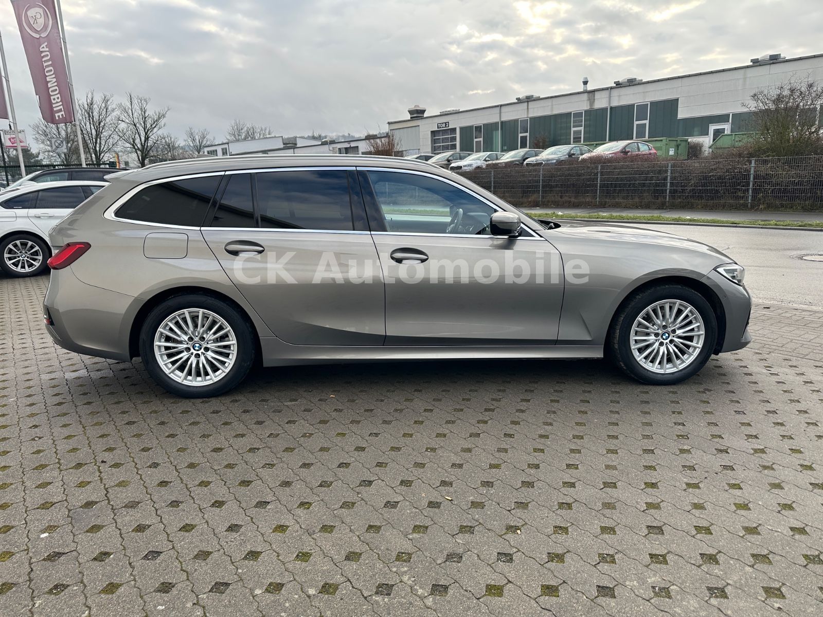 Fahrzeugabbildung BMW 330e Touring Luxury-Line/Leder/Head-Up/Pano/LED