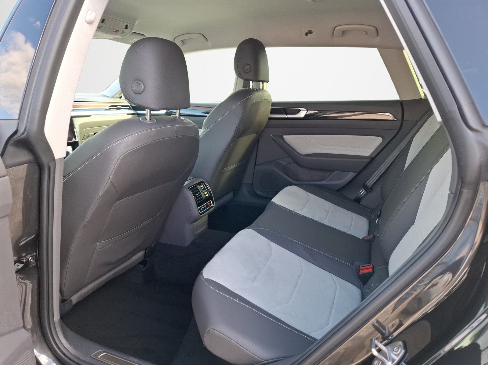 VW Arteon Shooting Brake 2.0 TSI Elegance DSG / LED - Image 15