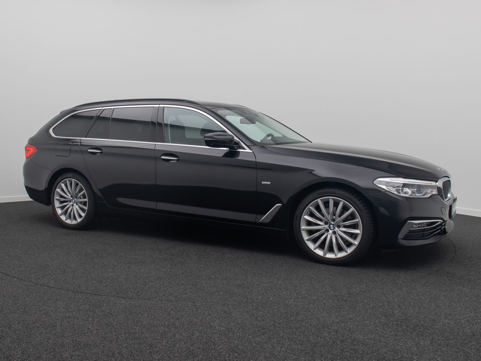 Fahrzeugabbildung BMW 520d Luxury Line Panorama HUD DAB DispKey 19Zoll