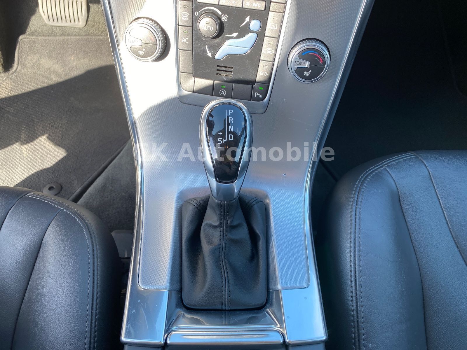 Fahrzeugabbildung Volvo XC60 D3 Summum 2WD/Navi/Leder/Bi-Xenon/PDC/AHK