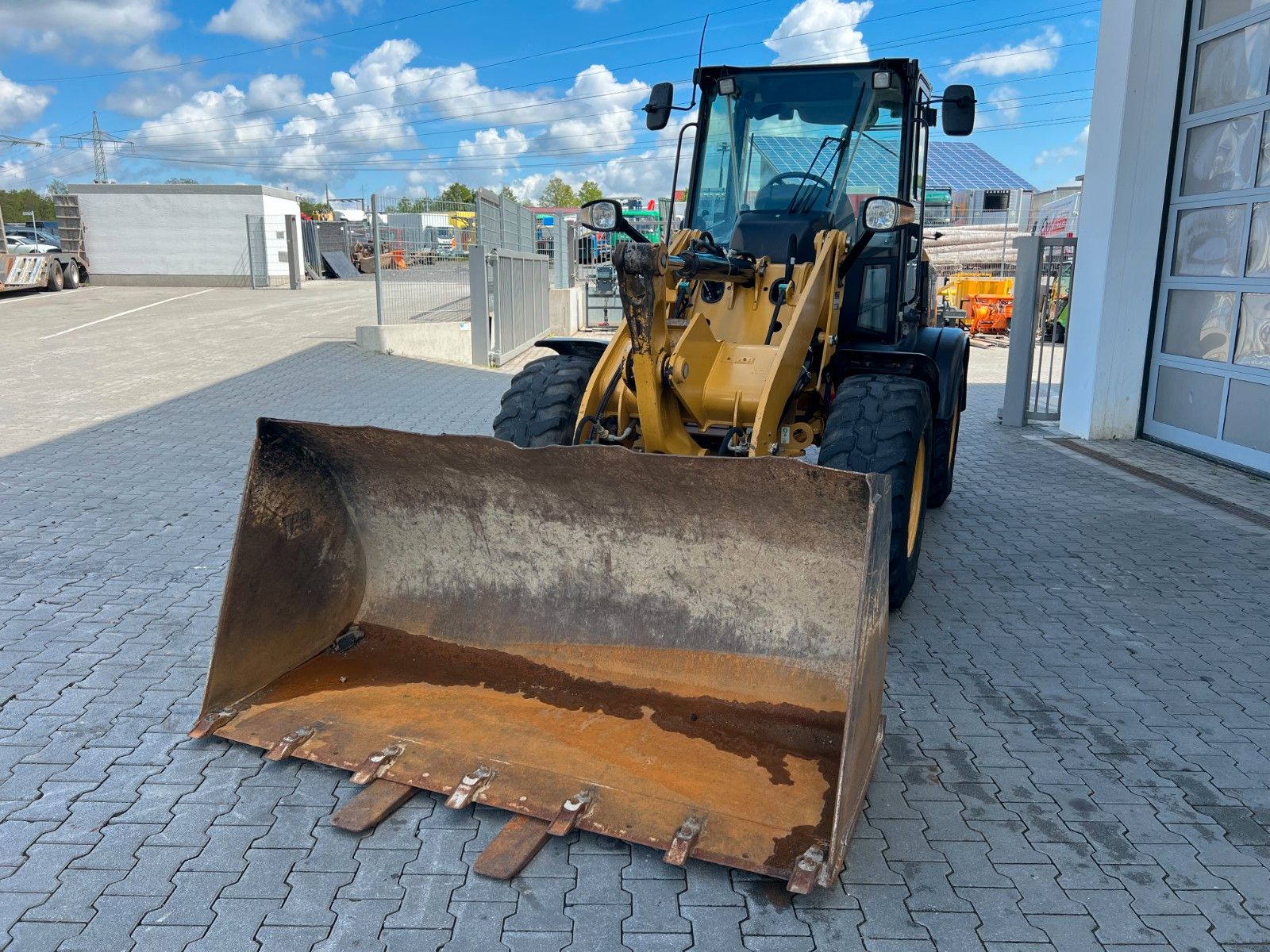 Fahrzeugabbildung CAT 908M / 2.644h / Gabel / Schaufel