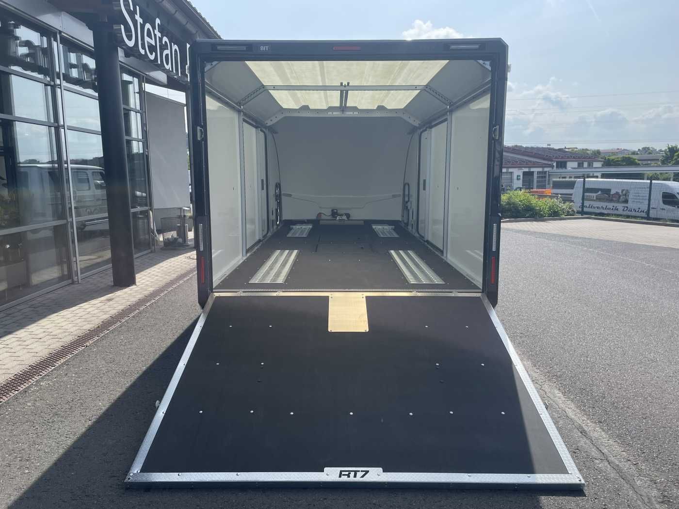 Fahrzeugabbildung Brian James Brian James Race Transporter 7 / 6,16 m 3.500 kg