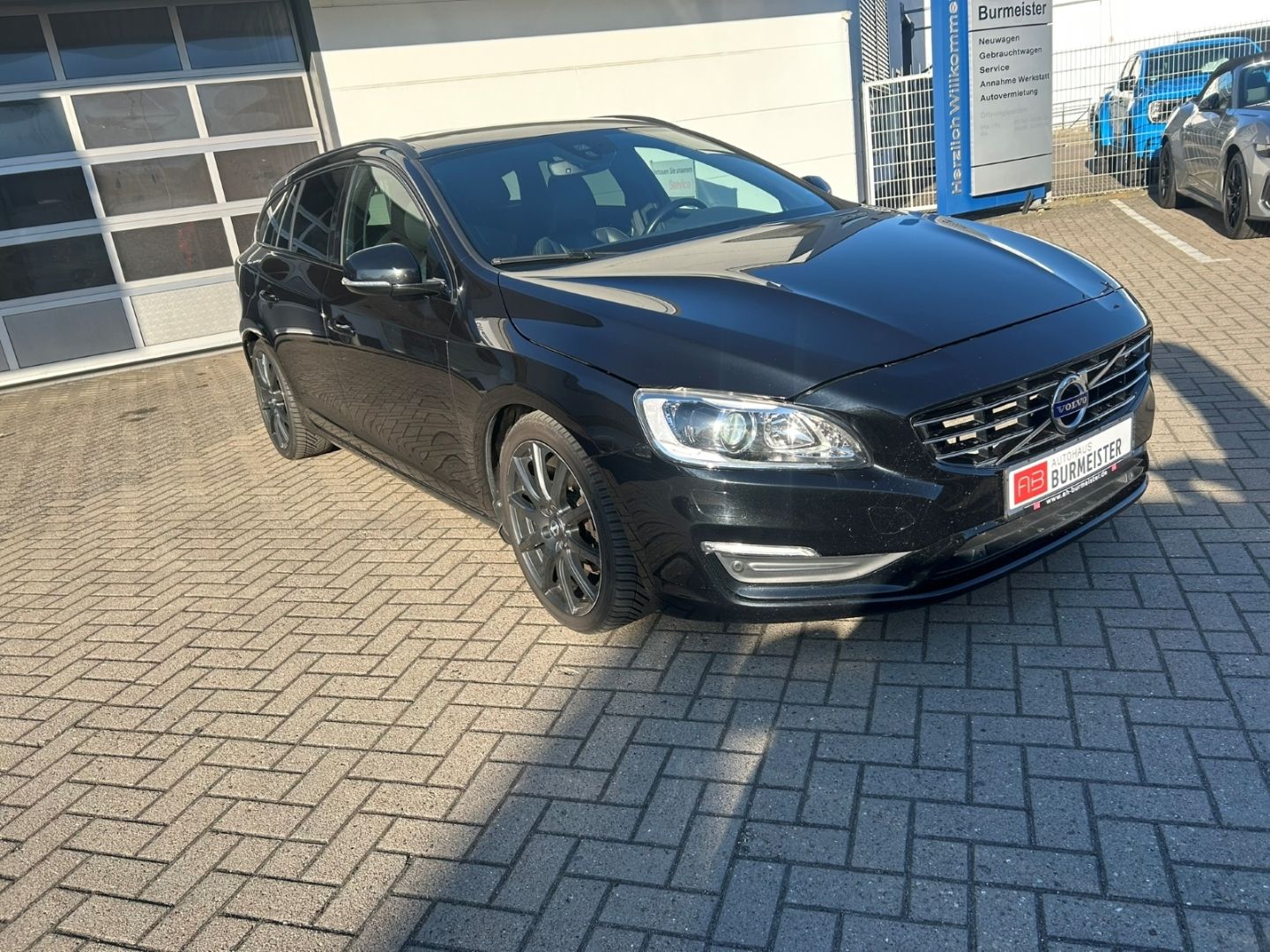 Fahrzeugabbildung Volvo V60 D3 Linje Svart Pano Leder digital SHZ H&R Ka