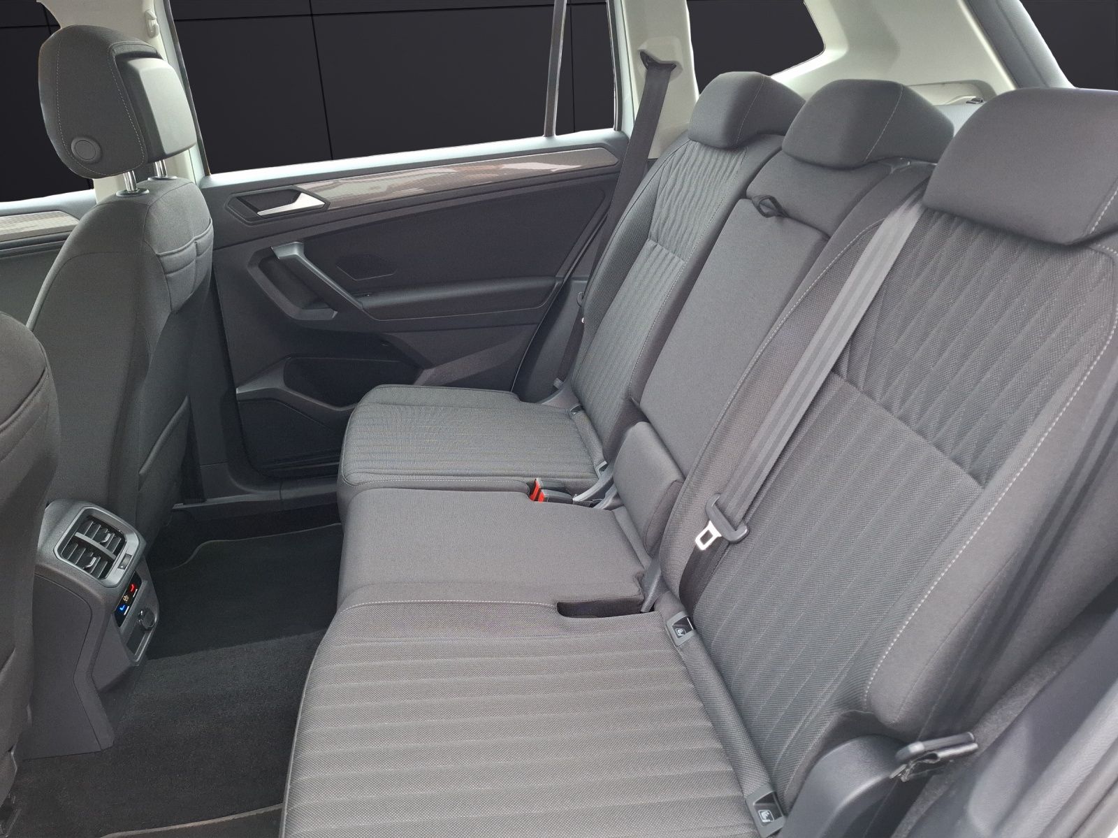 Fahrzeugabbildung Volkswagen Tiguan Allspace TDI Life DSG 4M LED Navi AID ACC