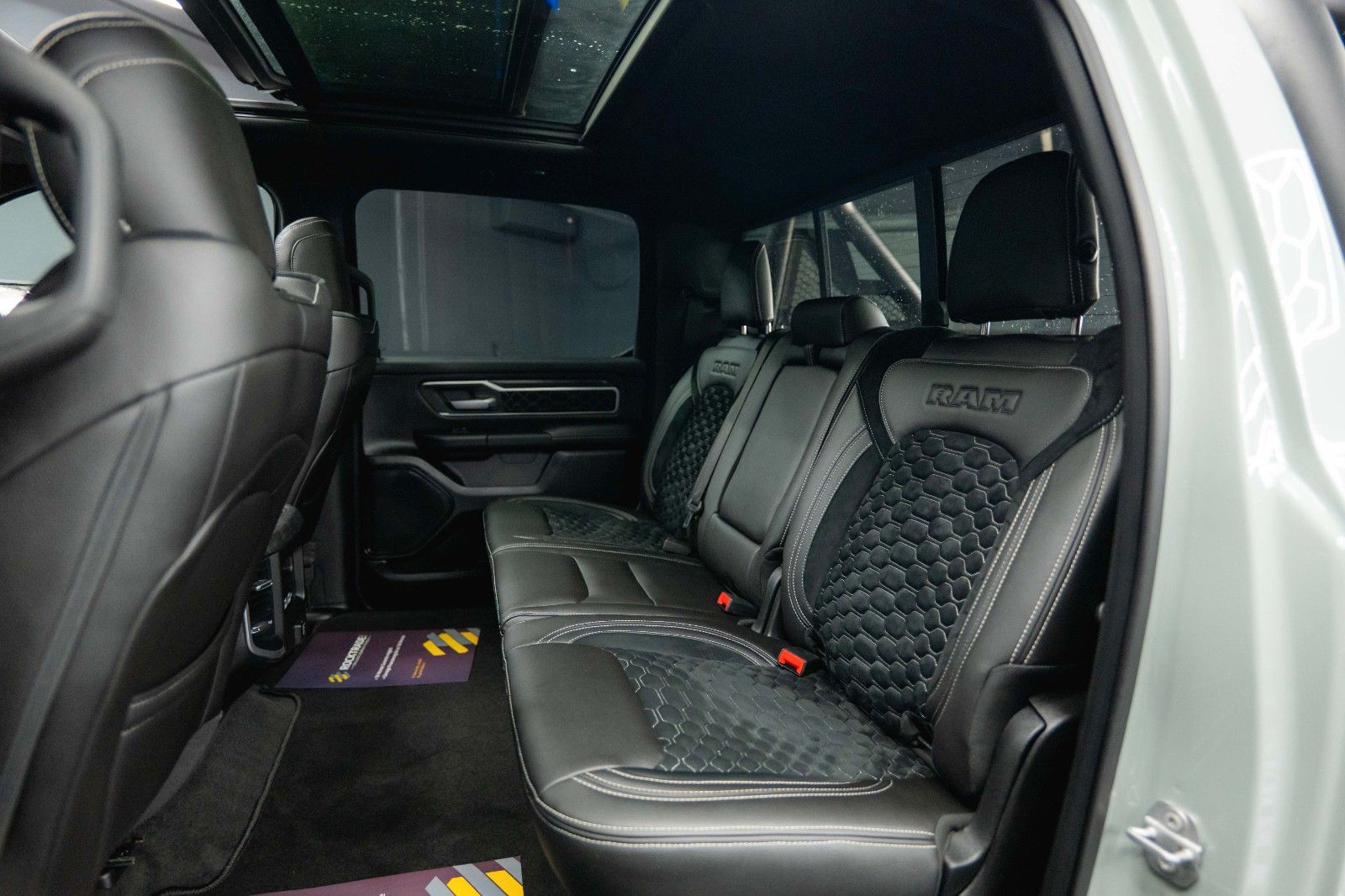 Fahrzeugabbildung Dodge RAM 5.7 V8 HEMI 4x4 OFFROAD Night-Edition *Pano*