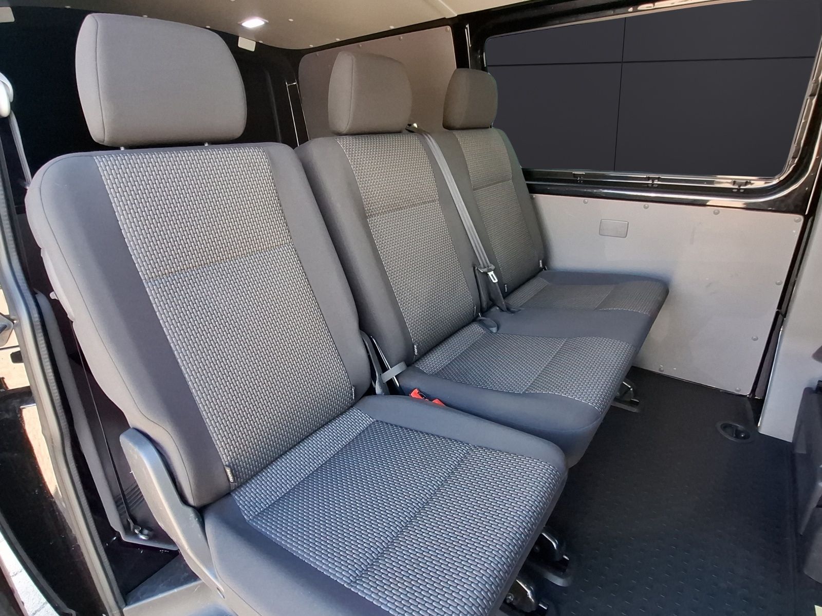 Fahrzeugabbildung Volkswagen T6 Kombi T6.1 TDI DSG 5-Si LED AHK Klima GRA PDC