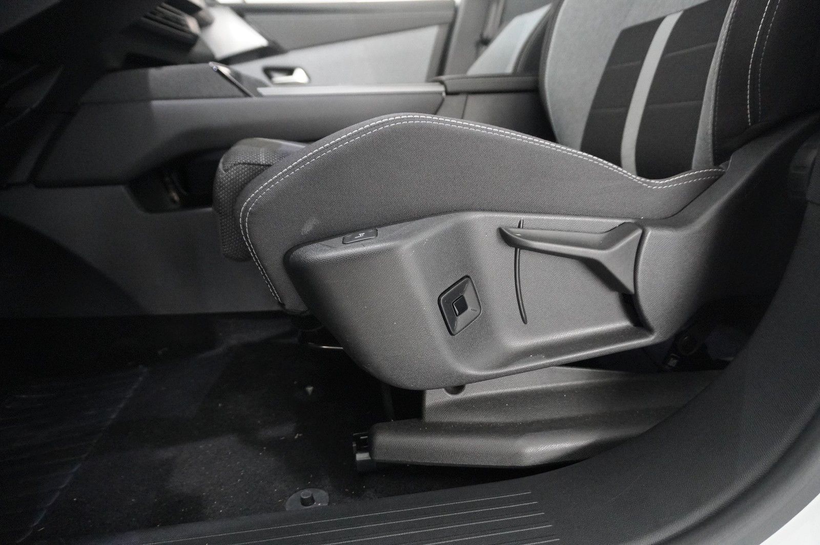 Fahrzeugabbildung Opel Grandland 1.2 48V HYBRID EDIT. NAVI/LED/KAMERA
