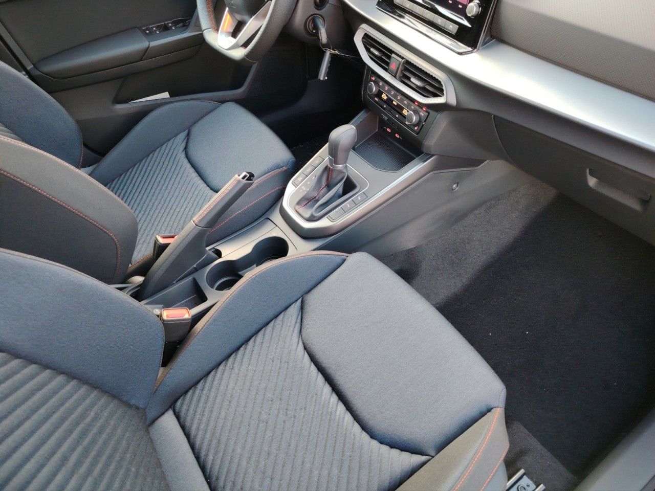 Fahrzeugabbildung SEAT Arona FR TSI DSG Black Edition AHK