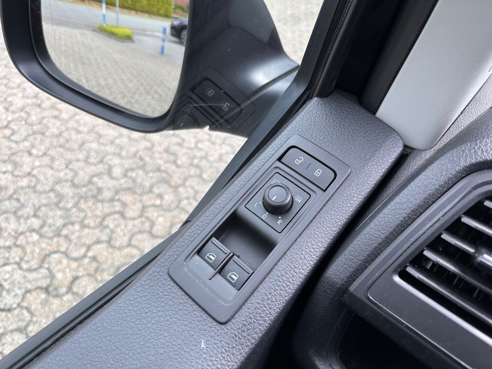 Fahrzeugabbildung Volkswagen T6 Multivan 2.0 TDI 4Motion DSG AHK/Navi/APP