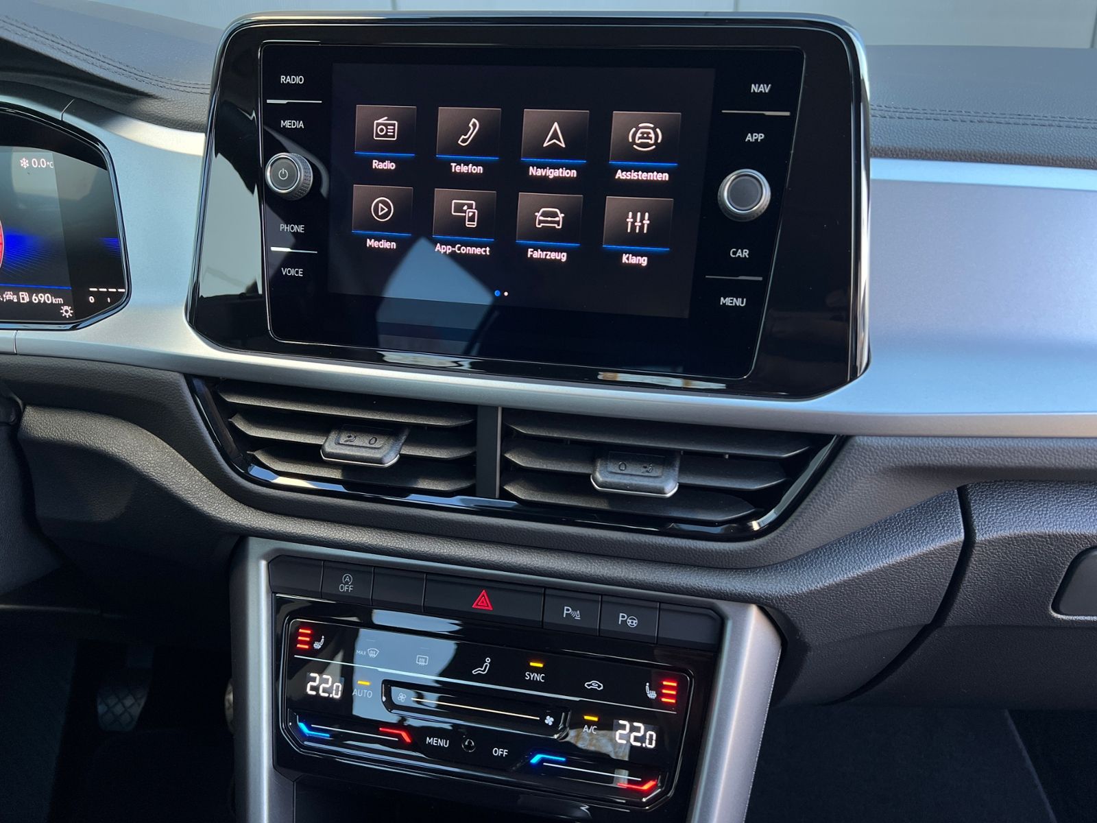 Fahrzeugabbildung Volkswagen T-Roc Life 1.0 TSI *AHK, LED, App-Connect, 16'-L