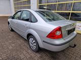 Ford Focus Lim. Ghia - Ford Focus aus 2005: Ghia