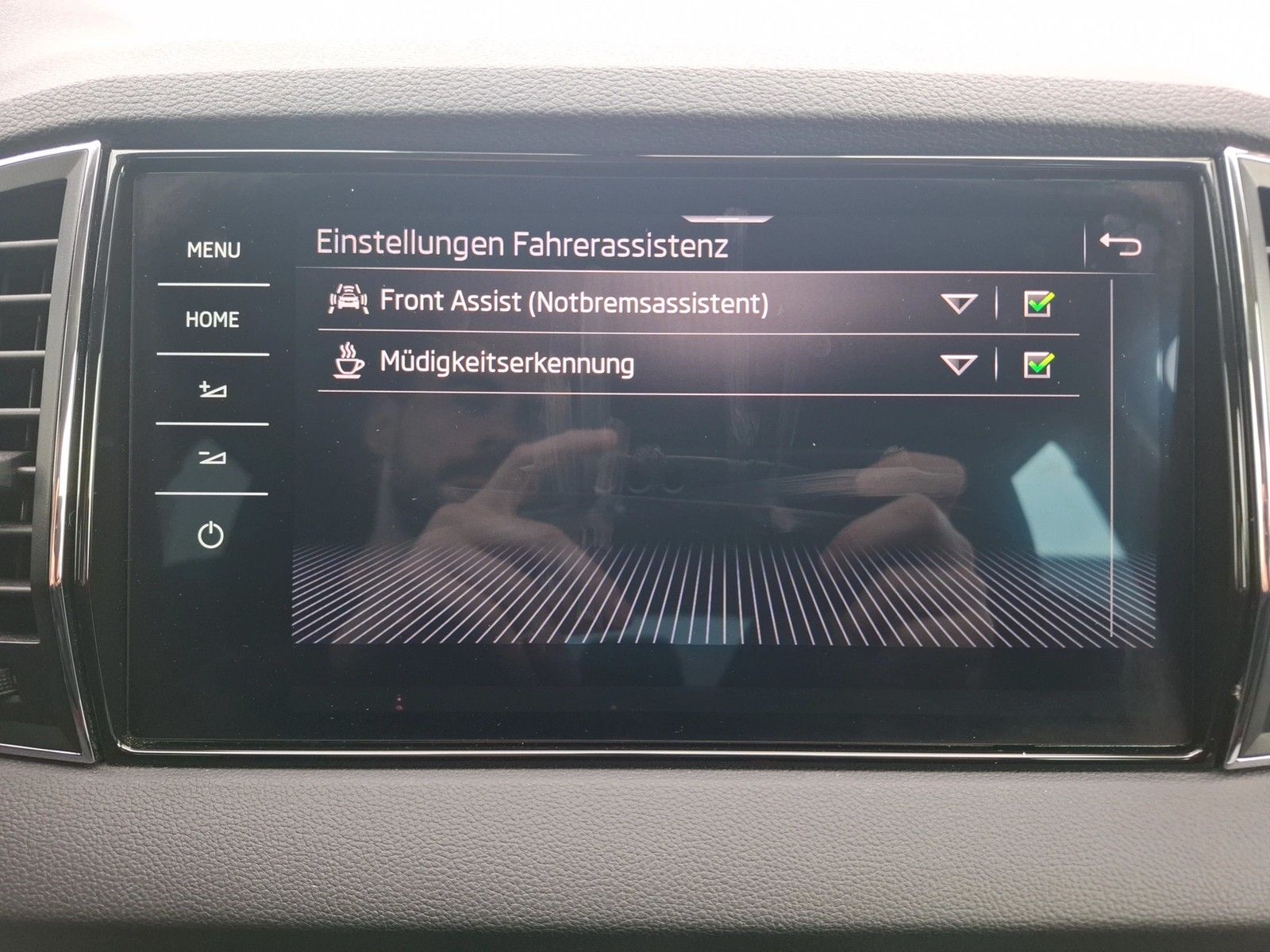 Fahrzeugabbildung SKODA Karoq TDI Tour 4x4 DSG LED AHK Navi GRA RFK SH
