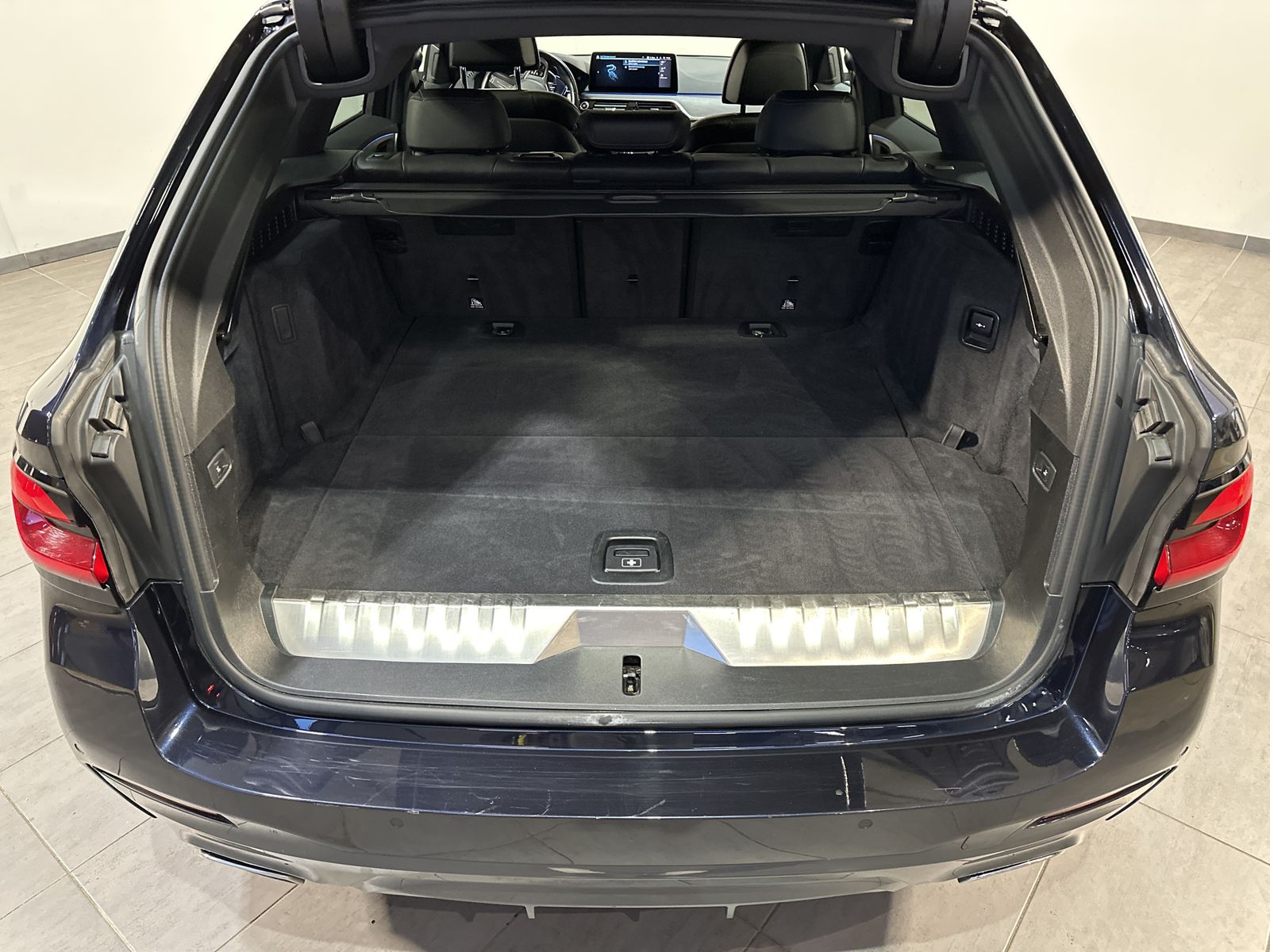 Fahrzeugabbildung BMW 530e Touring xDrive M-Sport NAV+LED+HEAD-UP+19ZO