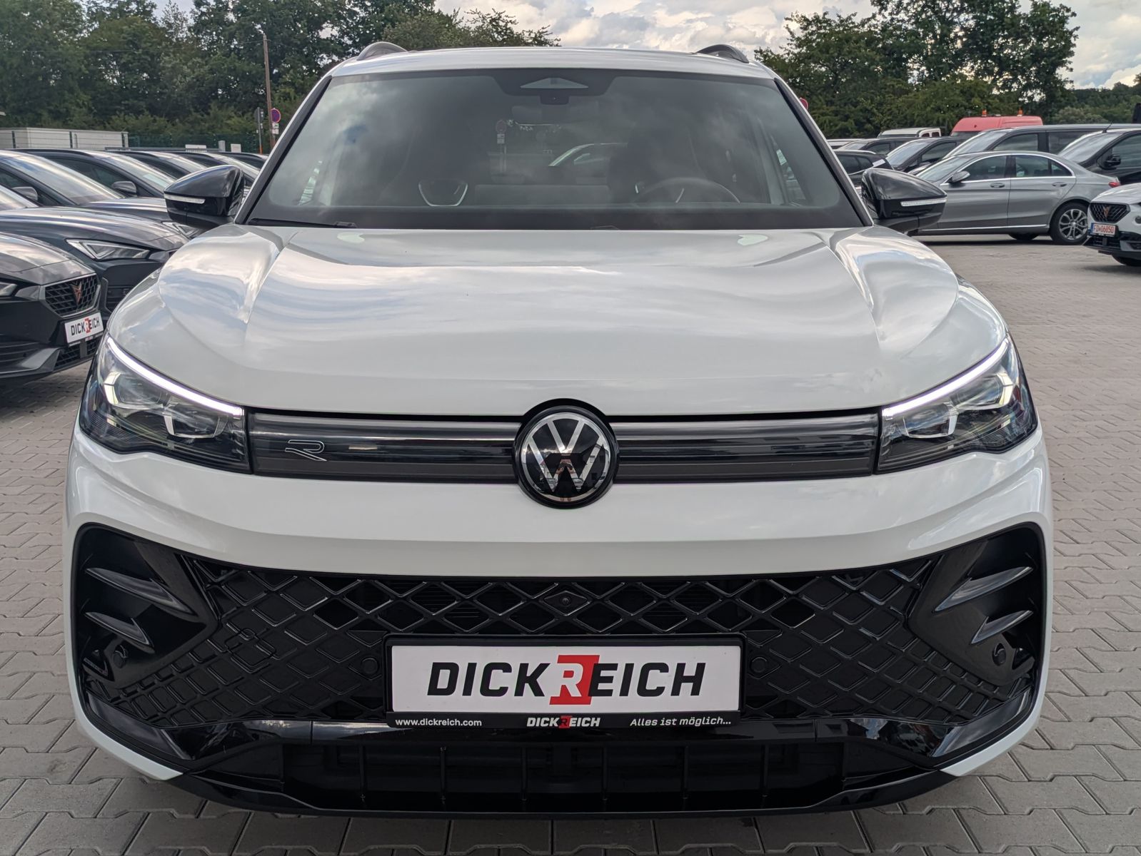 Fahrzeugabbildung Volkswagen Tiguan 2.0 TDI 4M R-Line PANO*H&K*AHK*MATRIX*20"