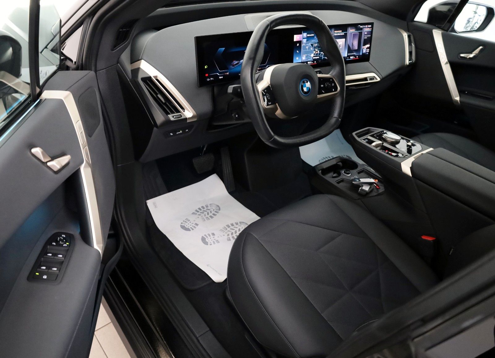 Fahrzeugabbildung BMW iX 50 xDrive Panorama Sky Lounge,HUD,Curved,AHK