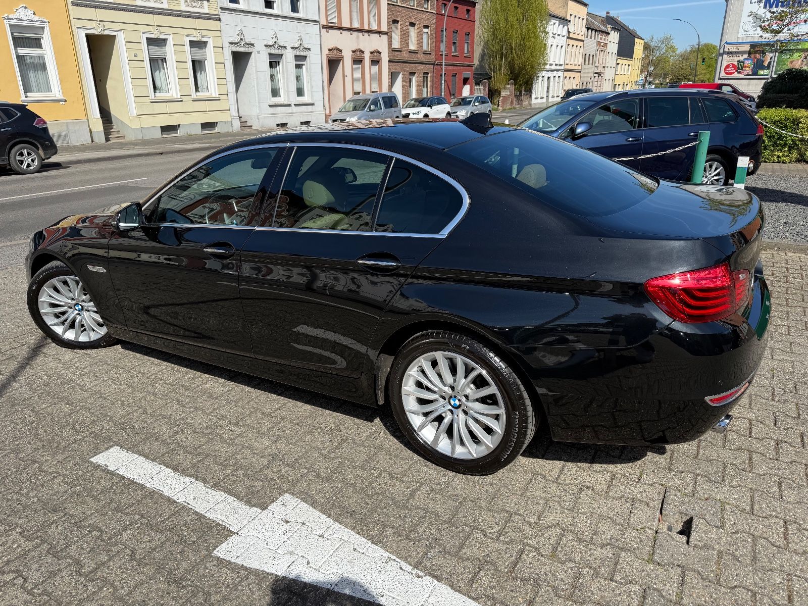 Fahrzeugabbildung BMW 535 i xDrive Luxury Line NAVI LED LEDER HEAD-UP