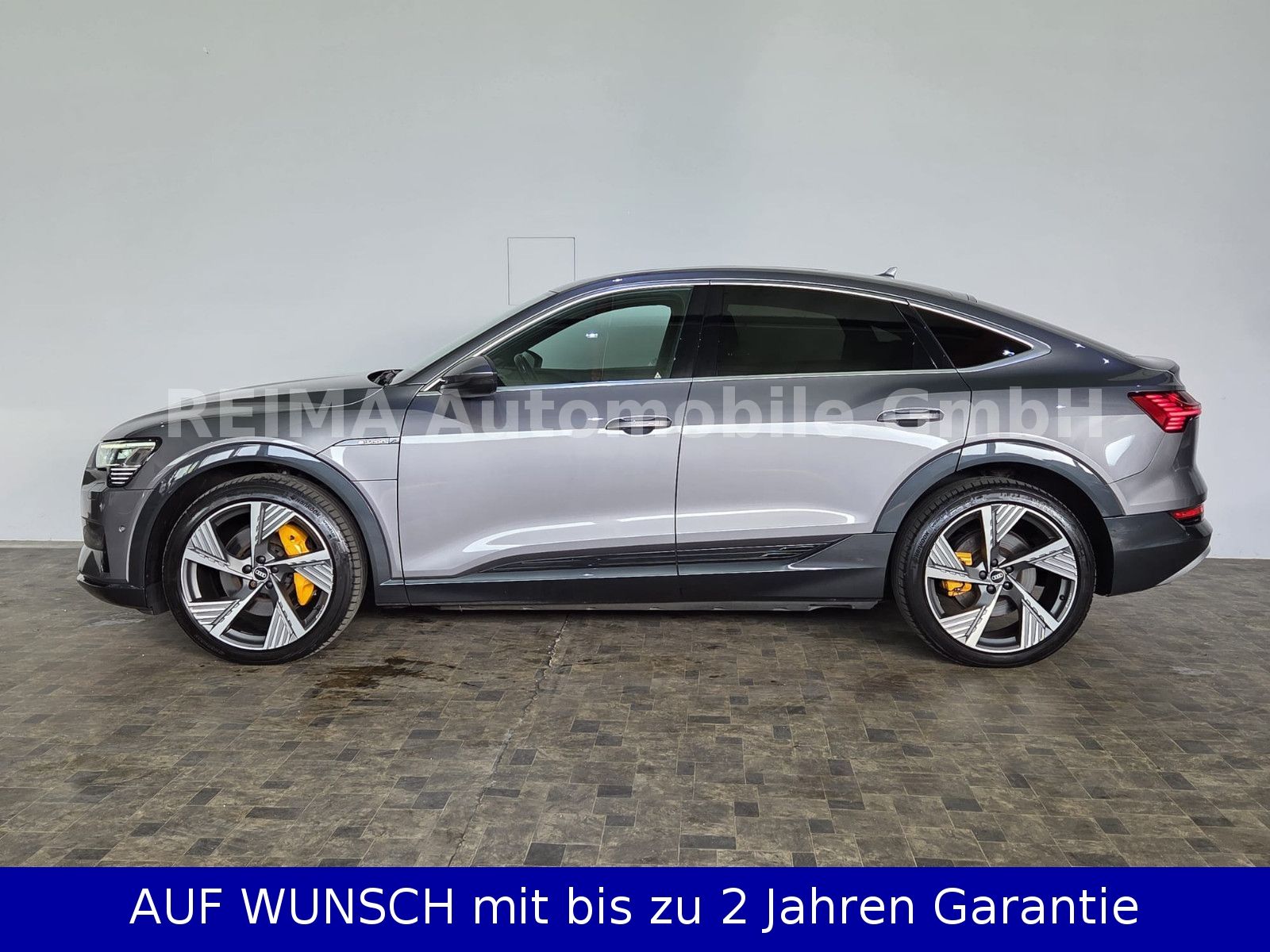 Fahrzeugabbildung Audi e-tron Sportback 55 quattro, Matrix, ACC