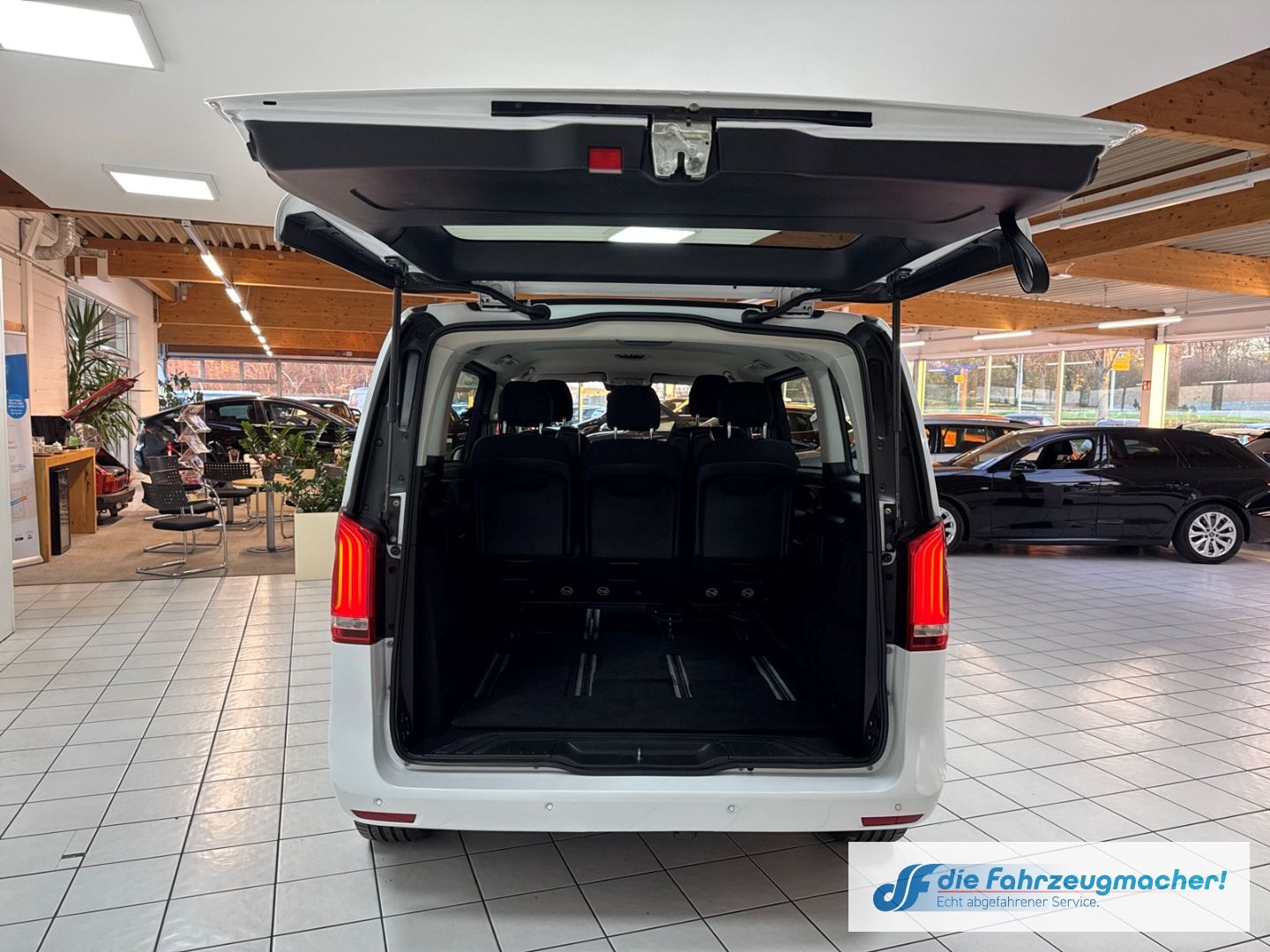 Fahrzeugabbildung Mercedes-Benz V 250 d kompakt LED Blendfreies Fernl. Kurvenlic