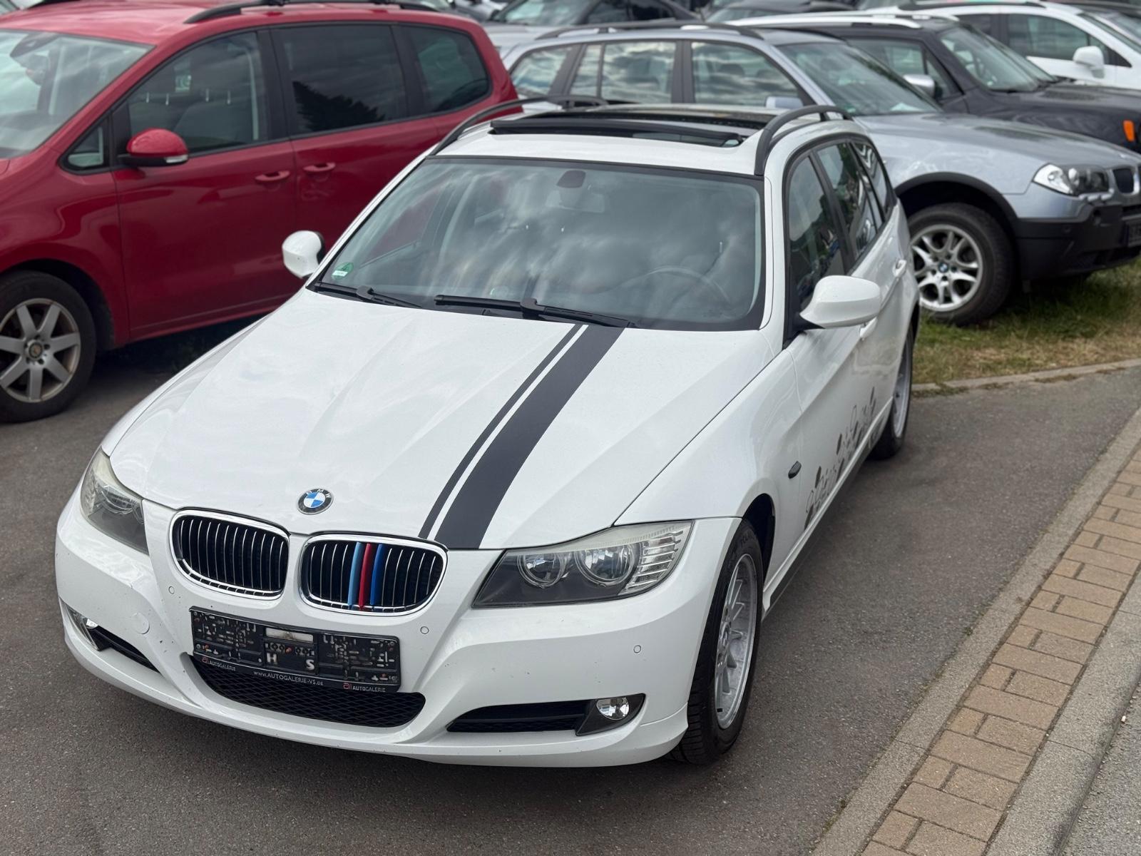 BMW 320 2009 — салон