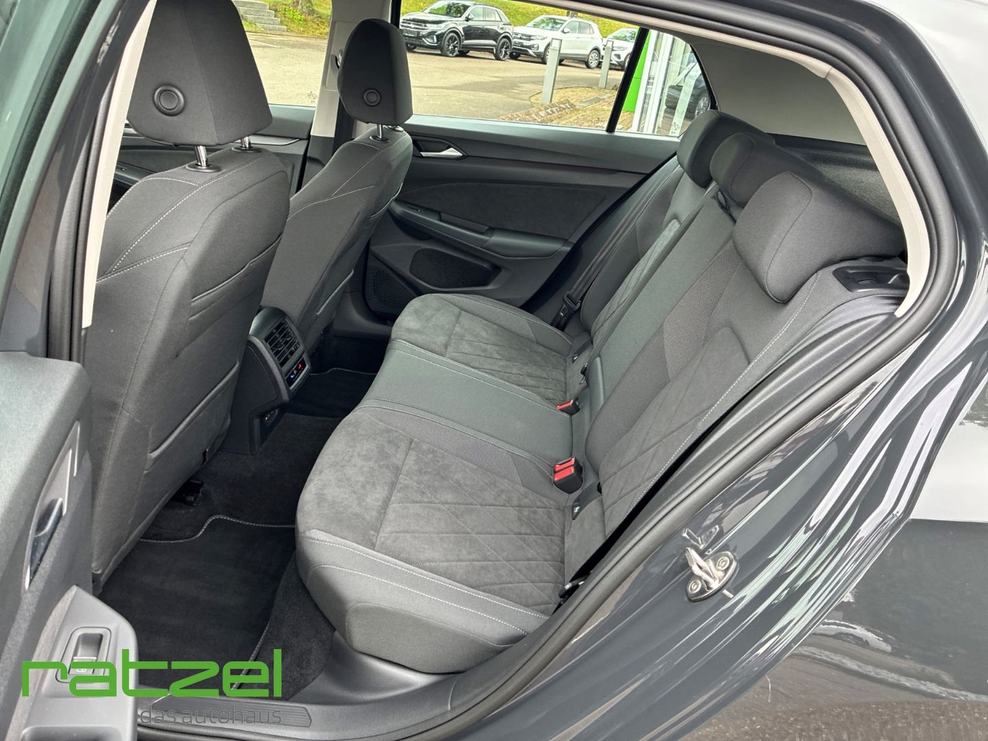 Fahrzeugabbildung Volkswagen Golf VIII Style eTSI DSG LED ergoActive Sitz App