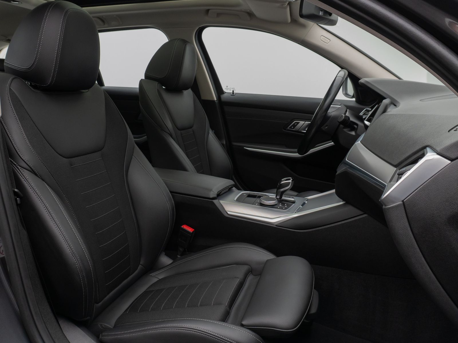 Fahrzeugabbildung BMW 330d xD Panorama DAB HiFi Stop&Go PDC AHK Sport