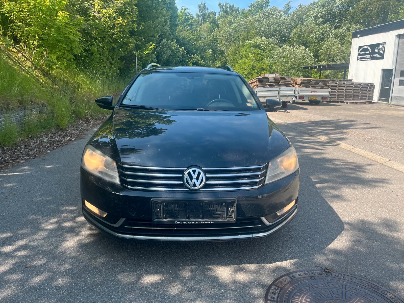 Volkswagen Passat 2012 — rear view