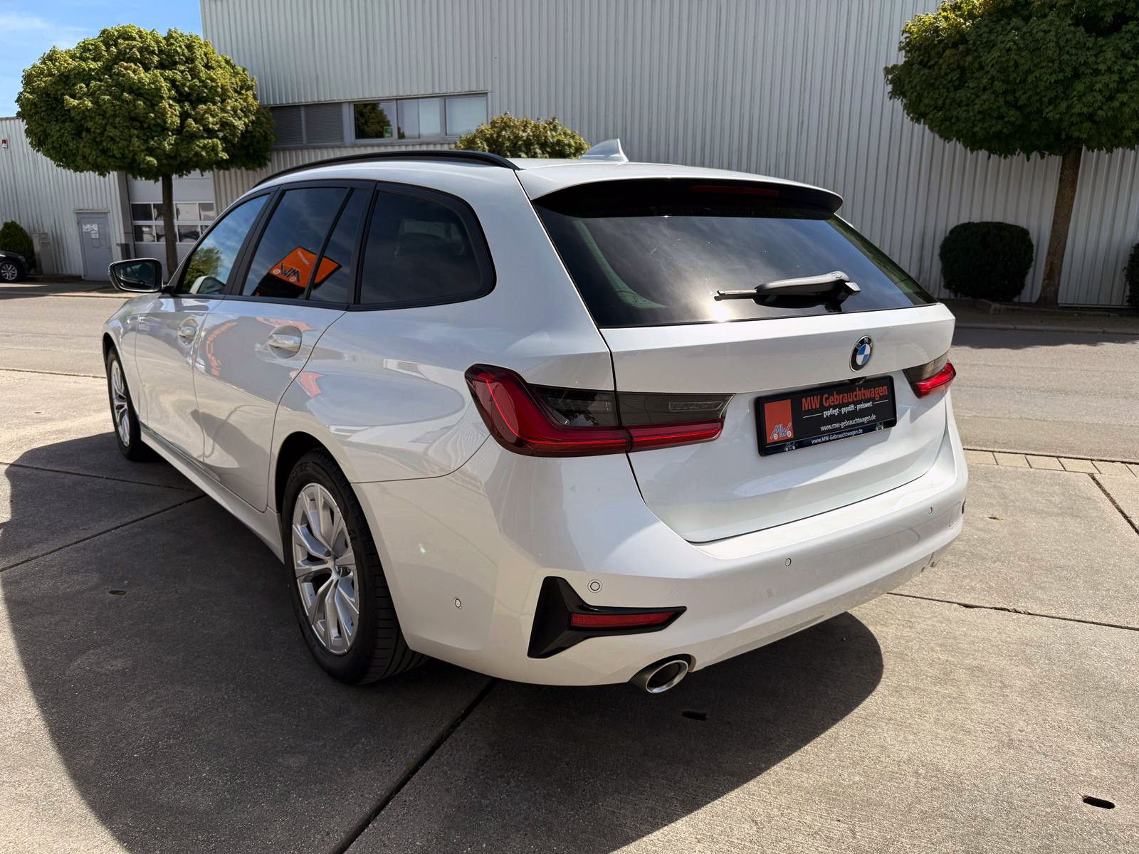 Fahrzeugabbildung BMW 320d Touring Steptr. Advantage LED ACC AHK KAM