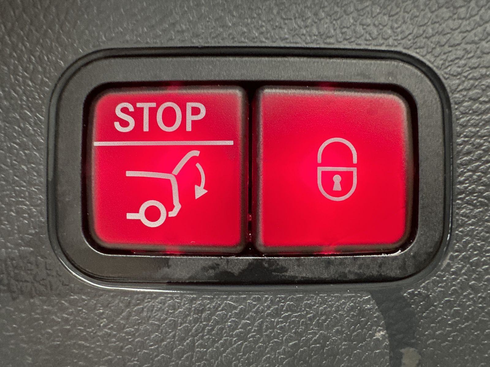 Fahrzeugabbildung Mercedes-Benz GLC 300e 4MATIC AMG Line NAV+HUD+LED+ACC+19ZO+PP