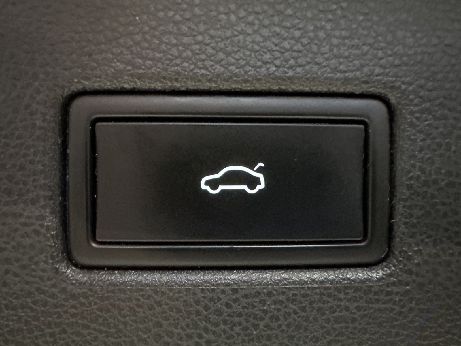 Fahrzeugabbildung Volkswagen Tiguan 2.0 TDI 4M DSG Sport NAV+LED+AHK+VCOCK+PP