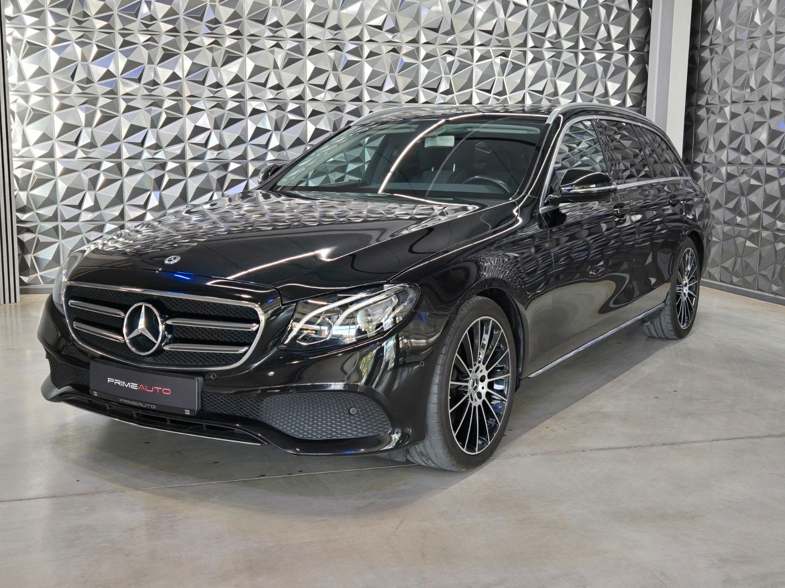 MERCEDES-BENZ E 200d Avantgarde*AMBIENTE*KAMERA*CARPLAY*