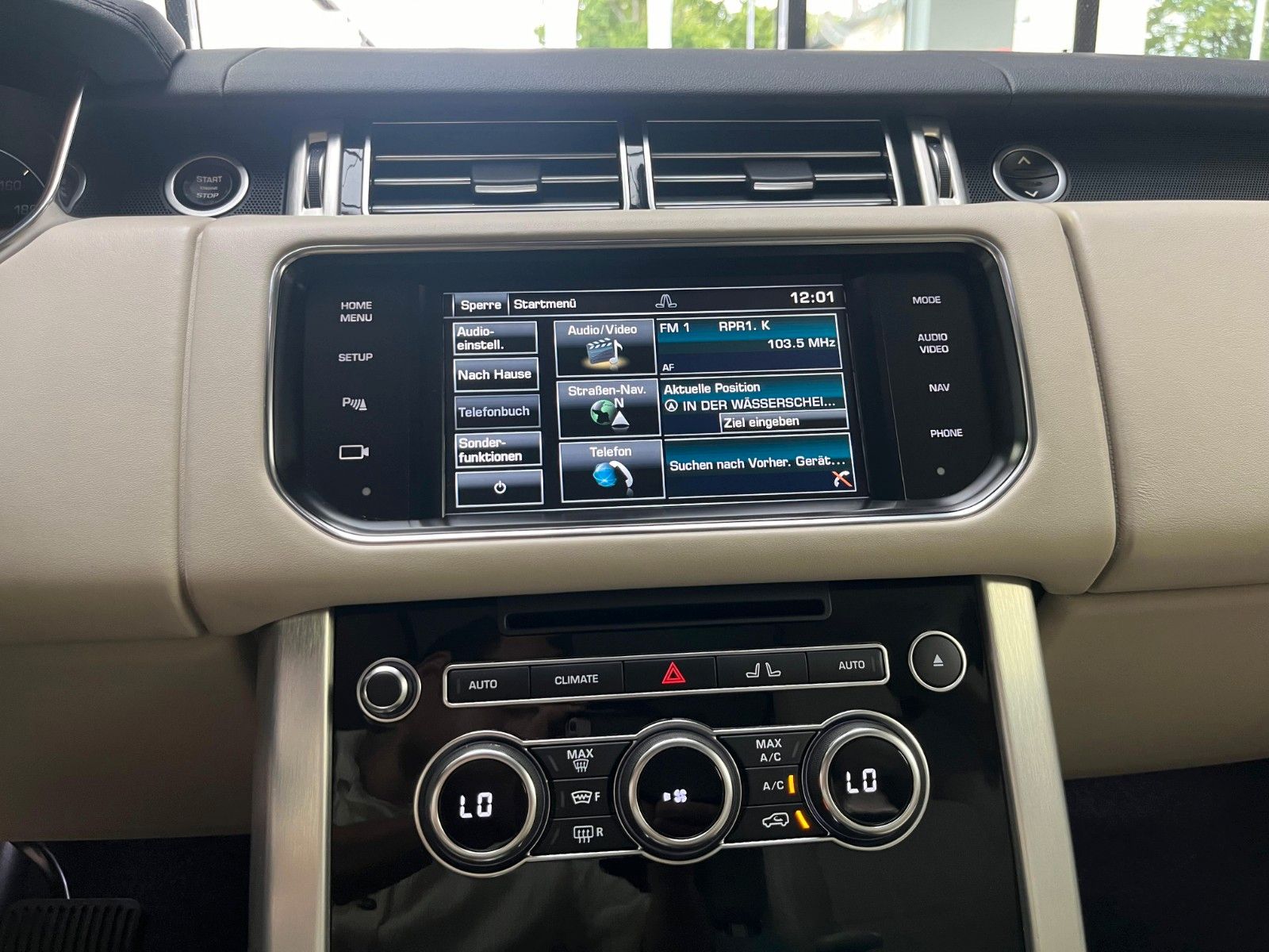 Fahrzeugabbildung Land Rover Range Rover Vogue 4.4 SDV8*Pano*AHK*