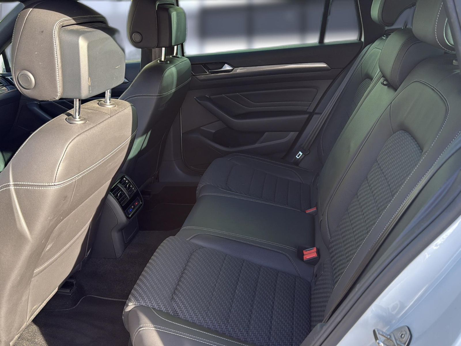 Fahrzeugabbildung Volkswagen Passat Variant Business/ AHK / Bremsen vo+hi neu