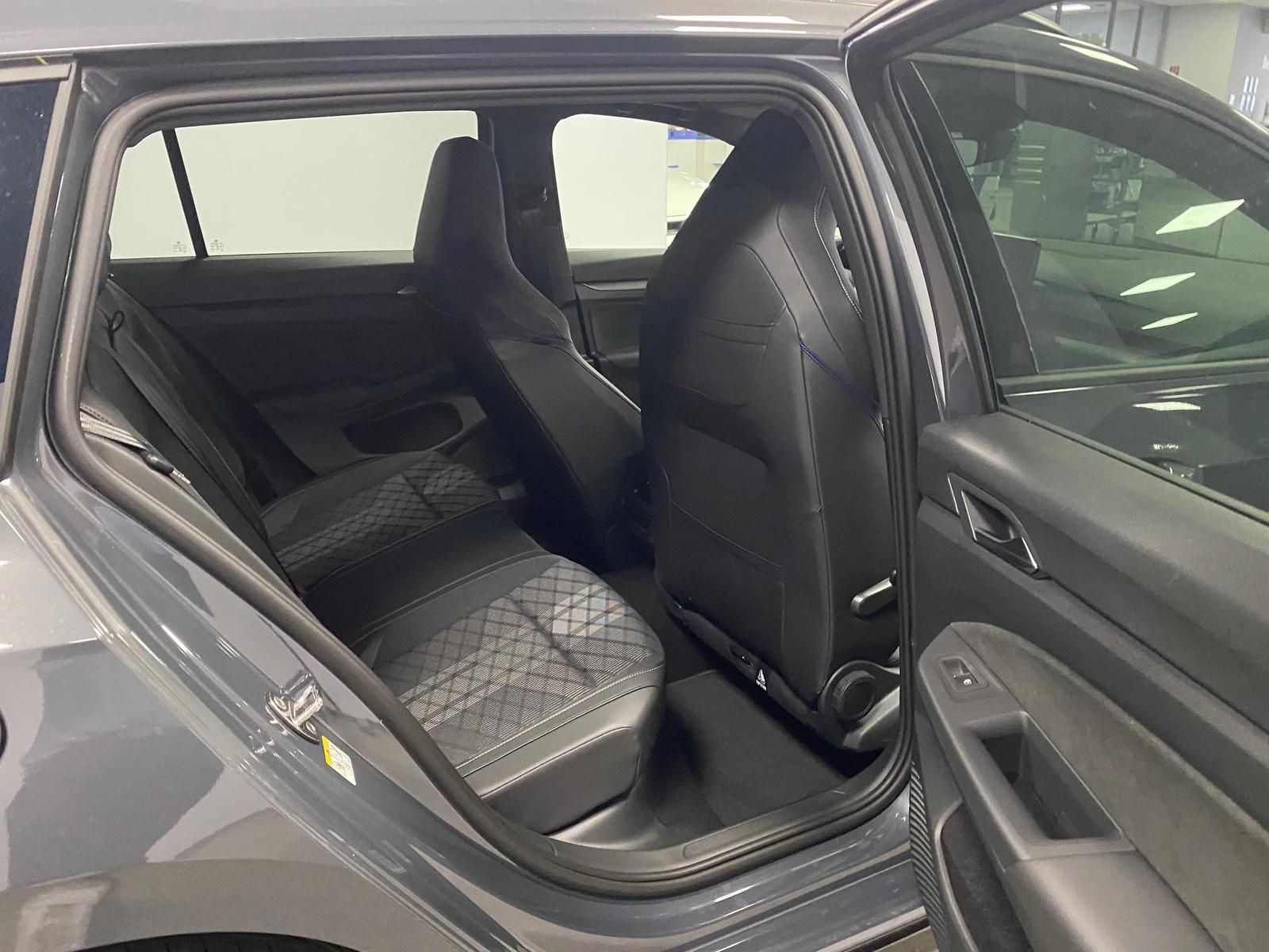 Fahrzeugabbildung Volkswagen Golf Variant1.5 eTSI R-Line Black Style+IQ.LIGHT