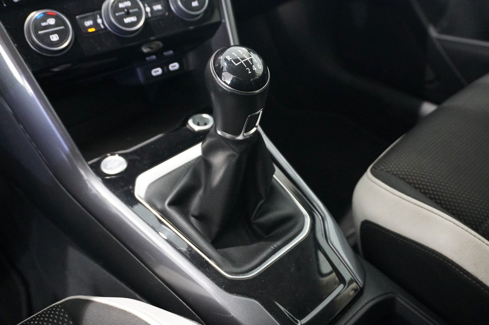 Fahrzeugabbildung Volkswagen T-Roc 1.5 TSI R-LINE SPORT NAVI/LED/KAMERA/VIRT.