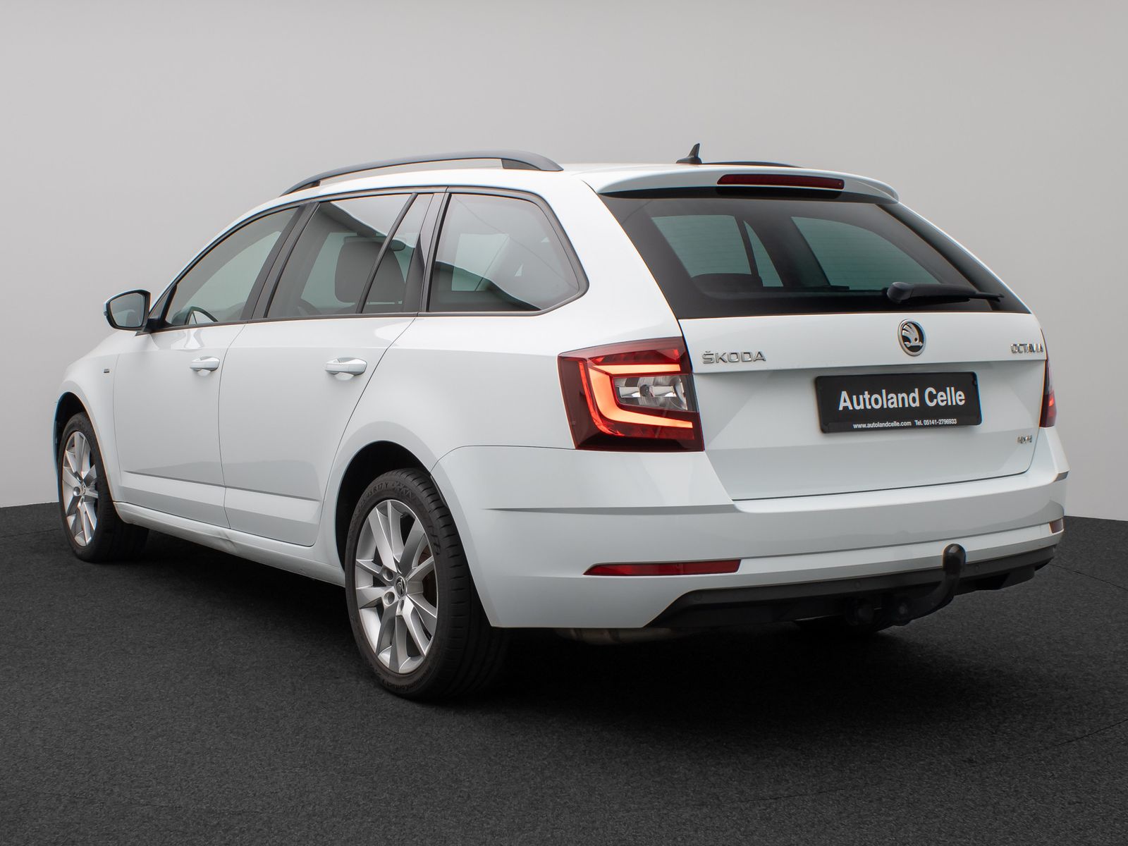 Fahrzeugabbildung SKODA Octavia Combi Clever 4x4 Aut. Panorama AHK 8Fach