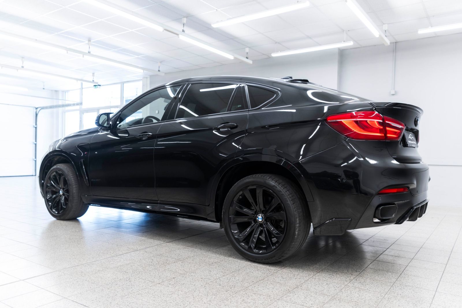Fahrzeugabbildung BMW X6 xDrive50i M-SPORTPAKET 360° H&K ACC HUD TOTW
