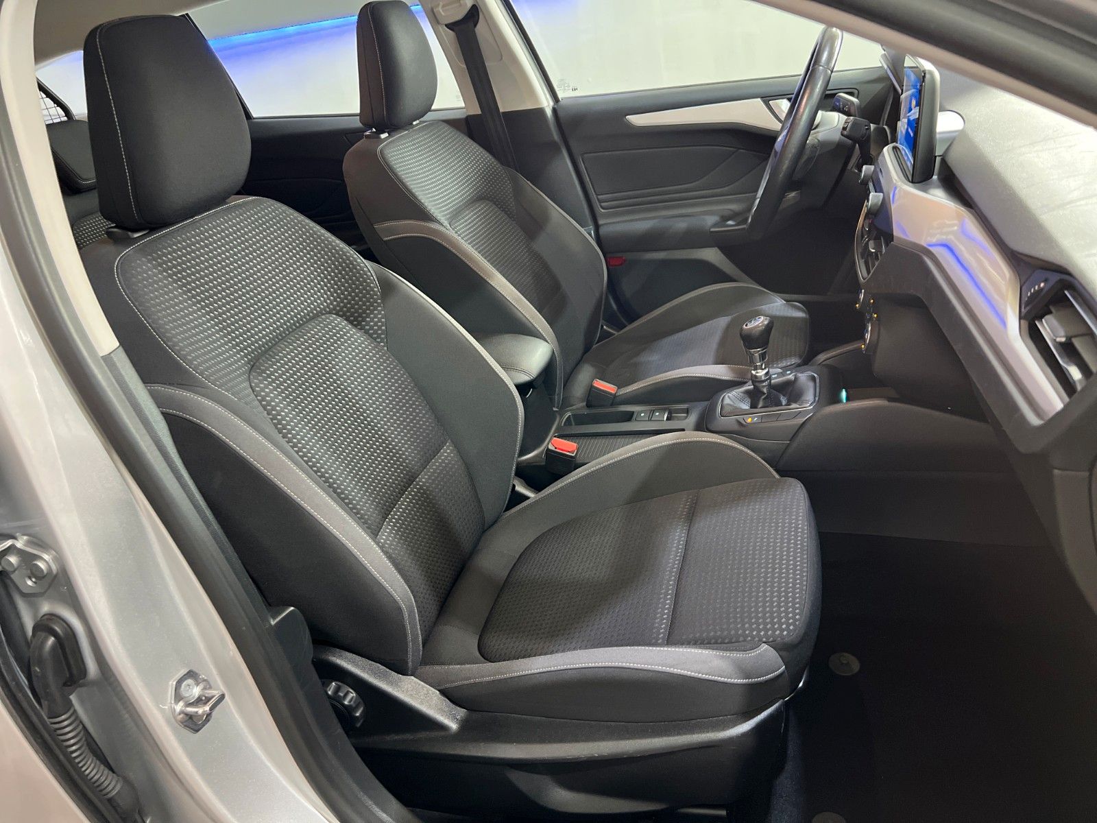 Fahrzeugabbildung Ford Focus Turnier  1,5 TDCI *E-HECKKLAP *SPUR*DAB*