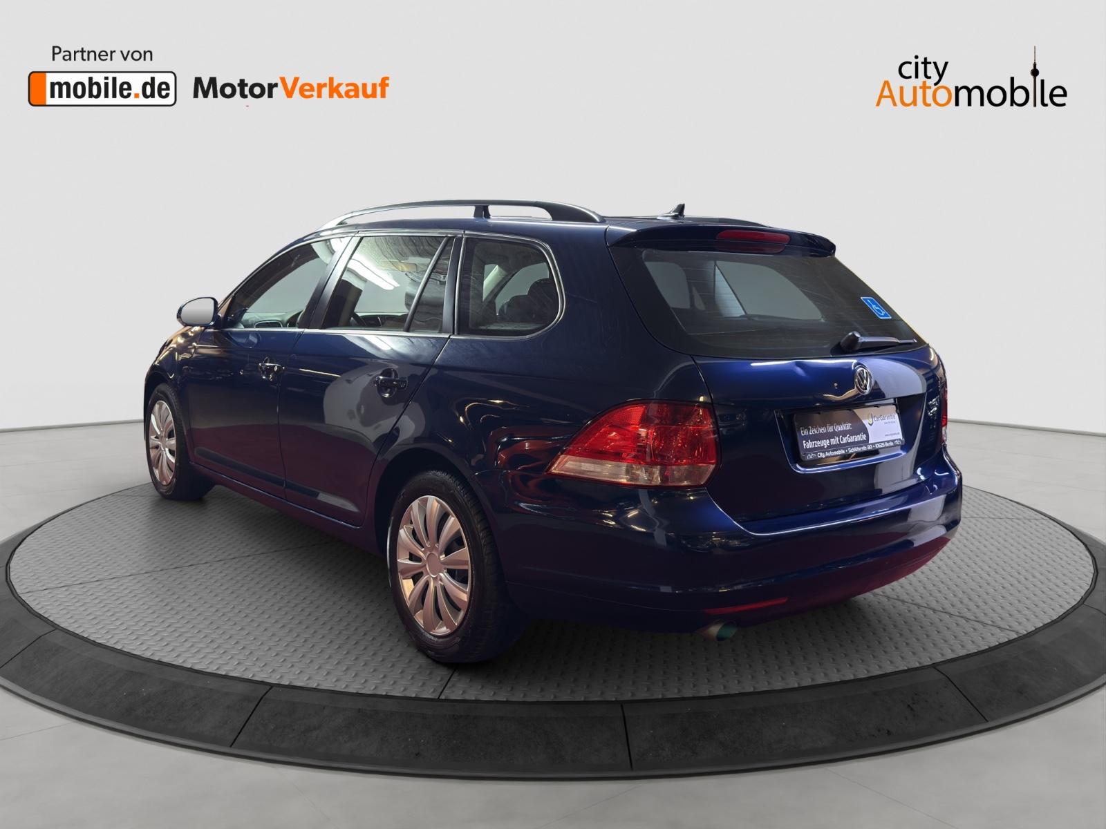 Volkswagen Golf 2011 — interior