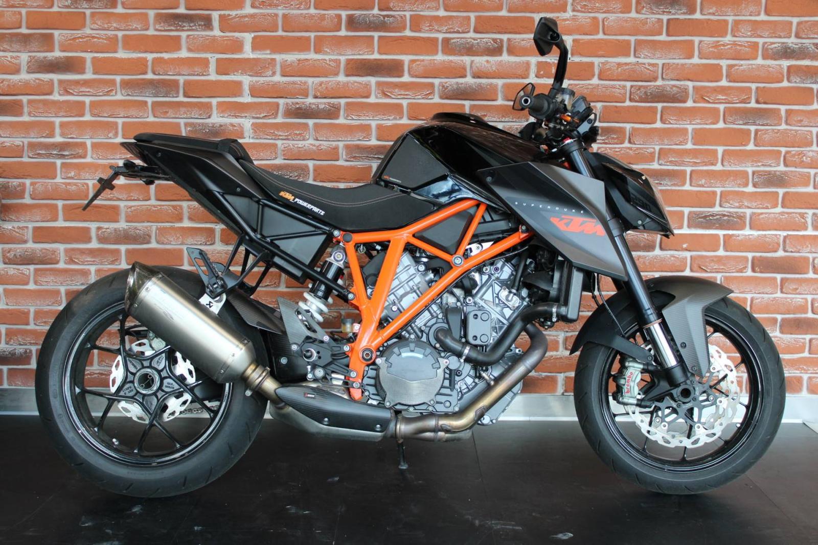 KTM 1290 Super Duke R + Akrapovic + 1 Hand + Carbont
