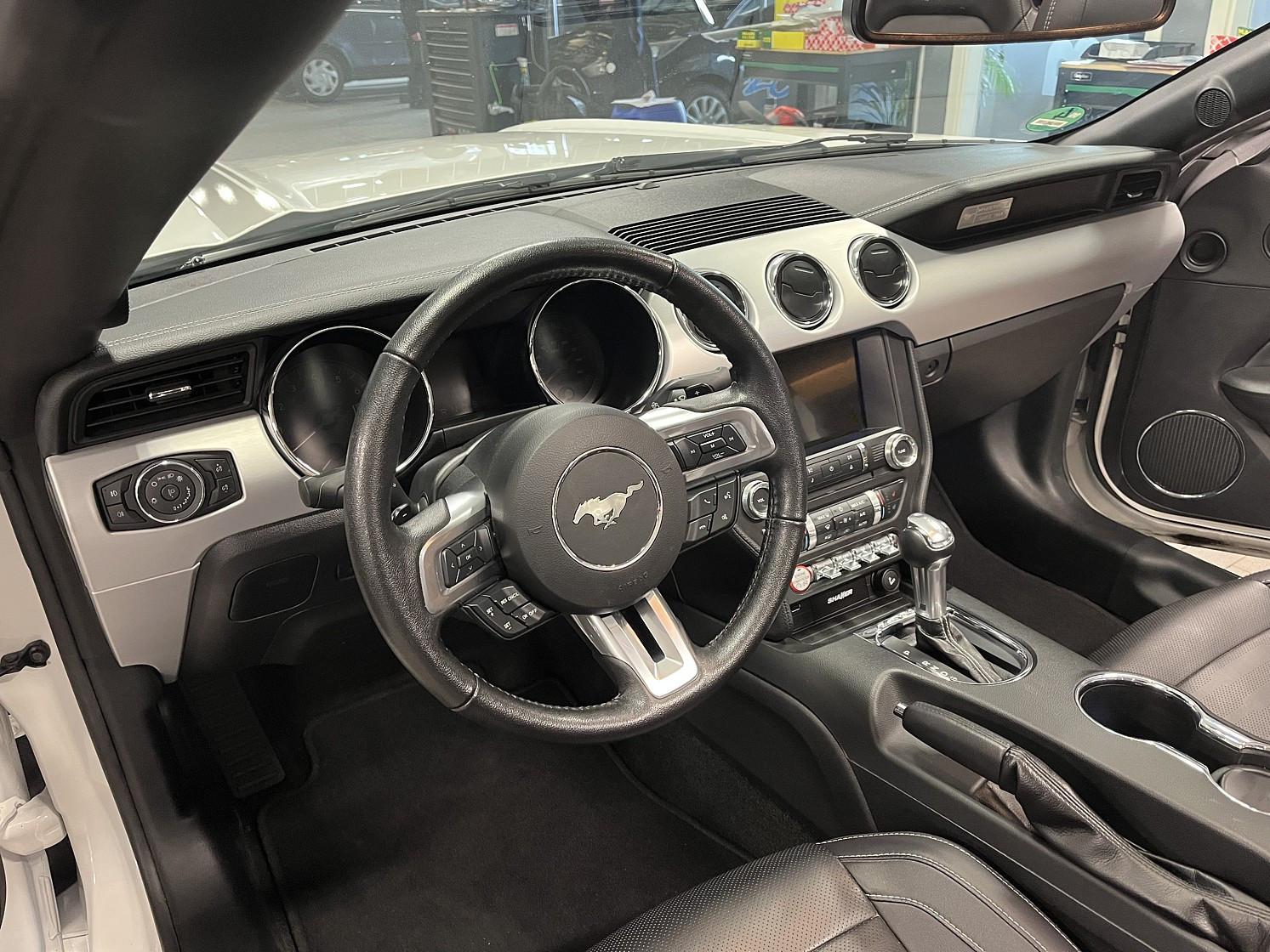 Ford Mustang GT Convertible - 13.200 Km