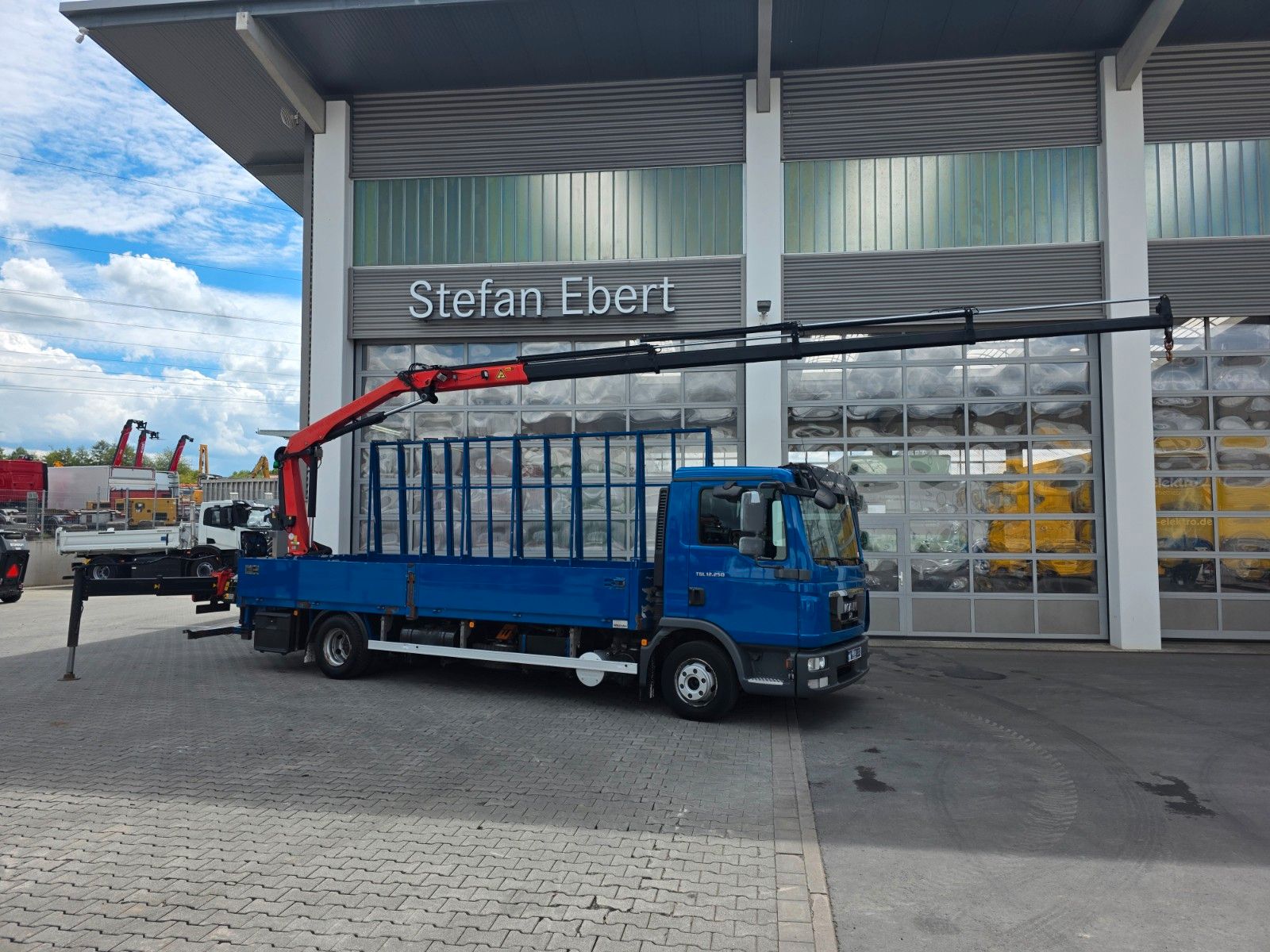 Fahrzeugabbildung MAN TGL 12.250 BL Glasreff Palfinger PK 9002EH Funk