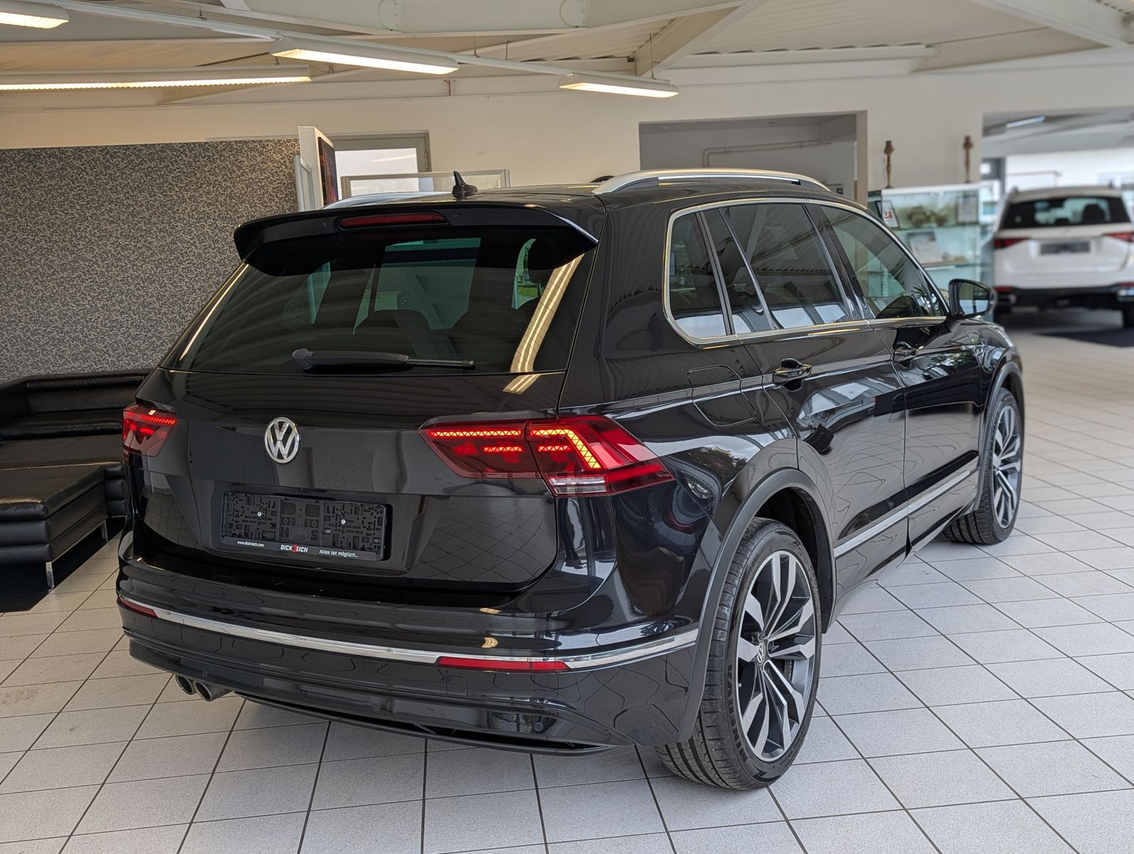 VW Tiguan 2.0 TDI DSG 4M 2x R-Line Pano HUD AHK 20" - Image 7