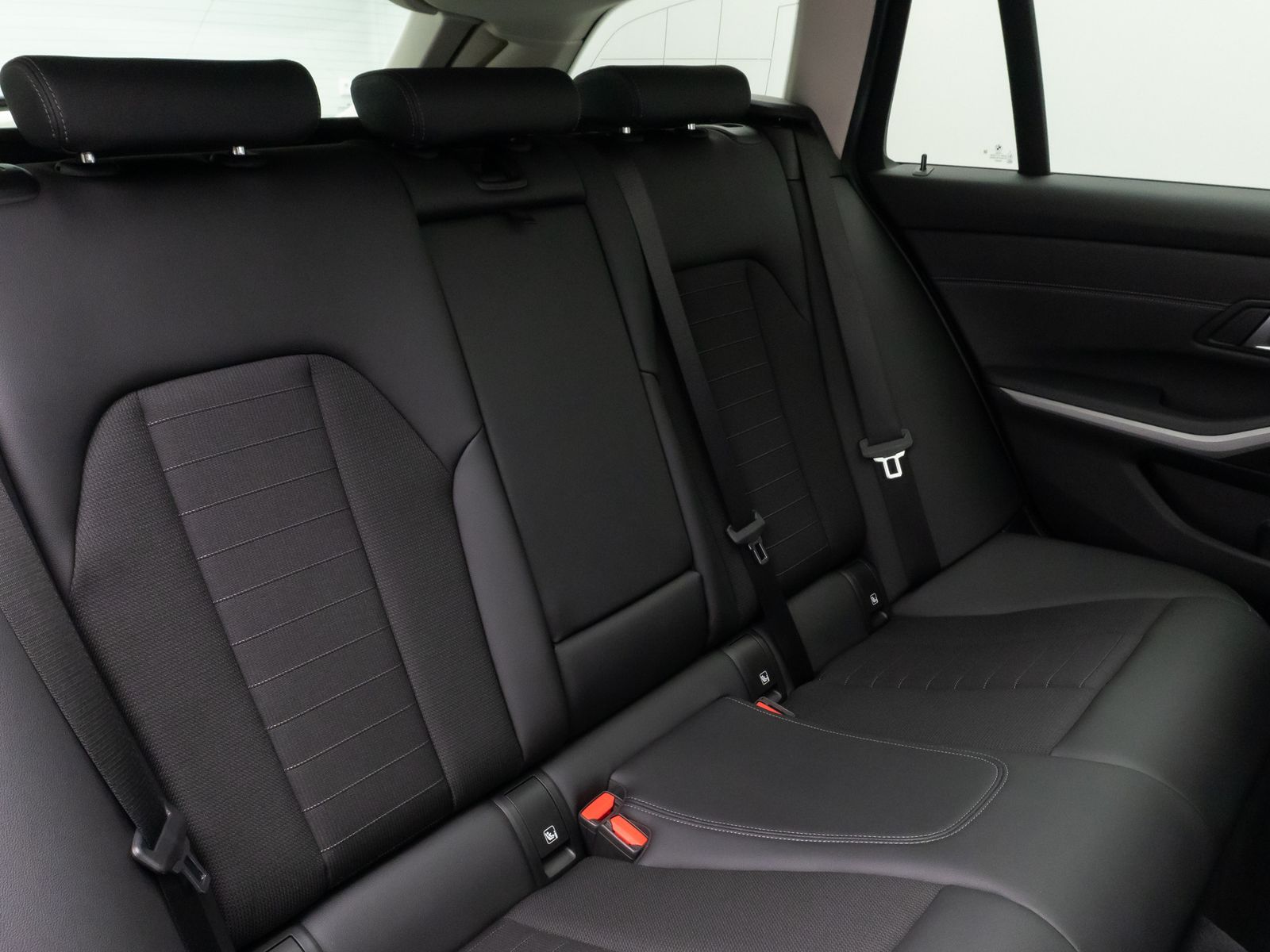 Fahrzeugabbildung BMW 330e Panorama Kamera HUD DAB HiFi Leder Sport