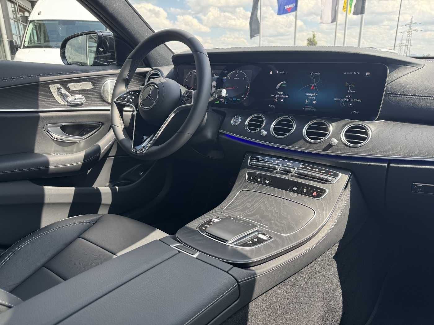 Fahrzeugabbildung Mercedes-Benz E 220d AMG+Pano+Burm+Distr+Memory+AHK+360