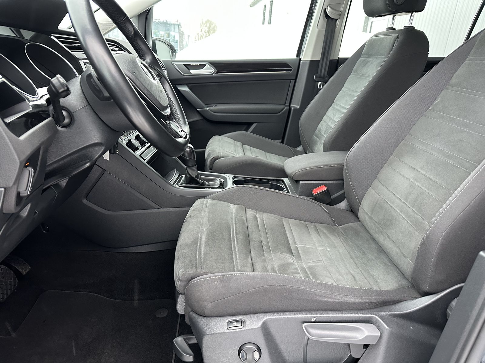 Fahrzeugabbildung Volkswagen Touran  2.0 TDI DSG Highline NAV+LED+AHK+ACC+PP