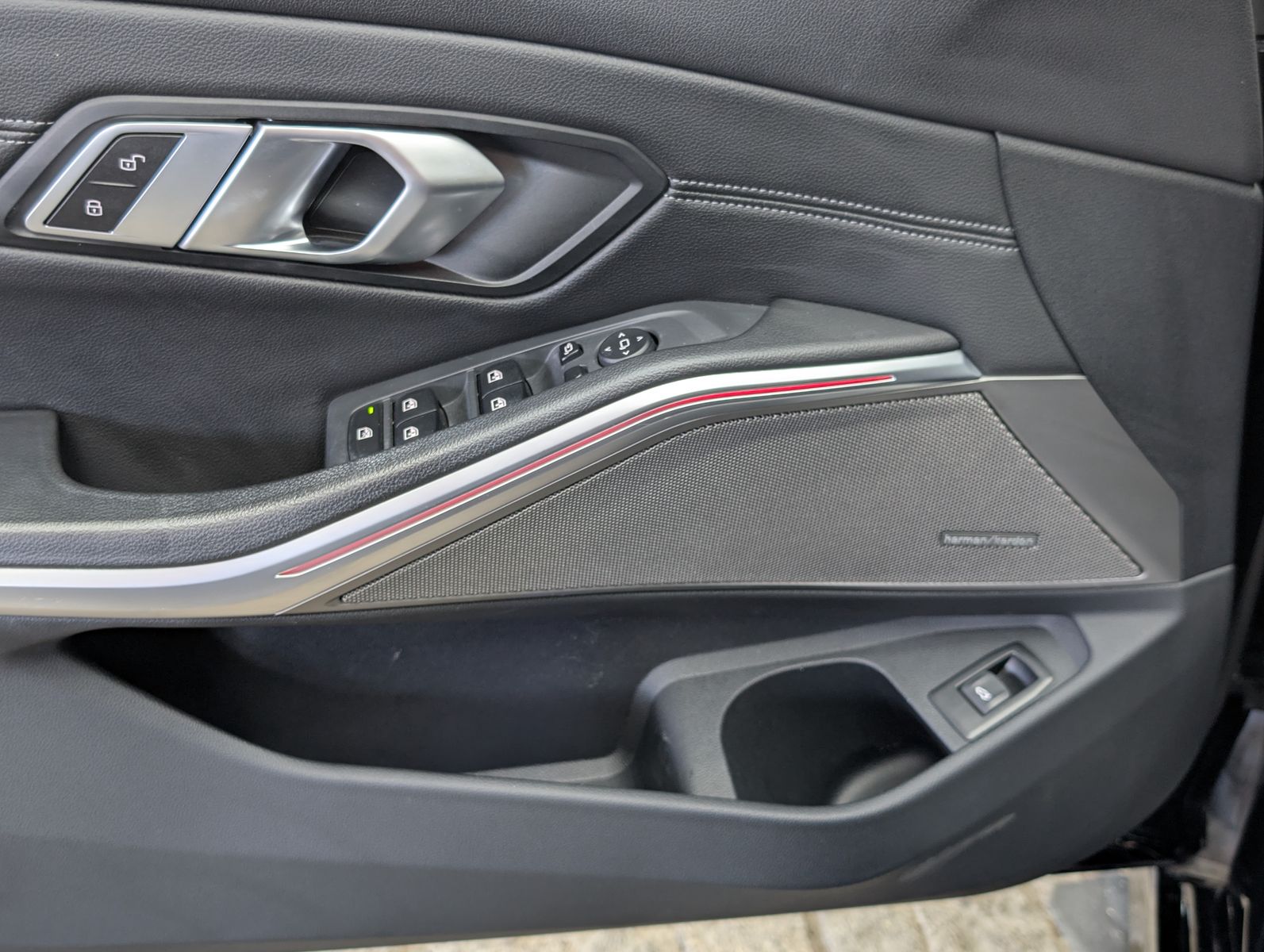Fahrzeugabbildung BMW 320 i Sport Line Shadow H&K PANO ACC LEDER KAM